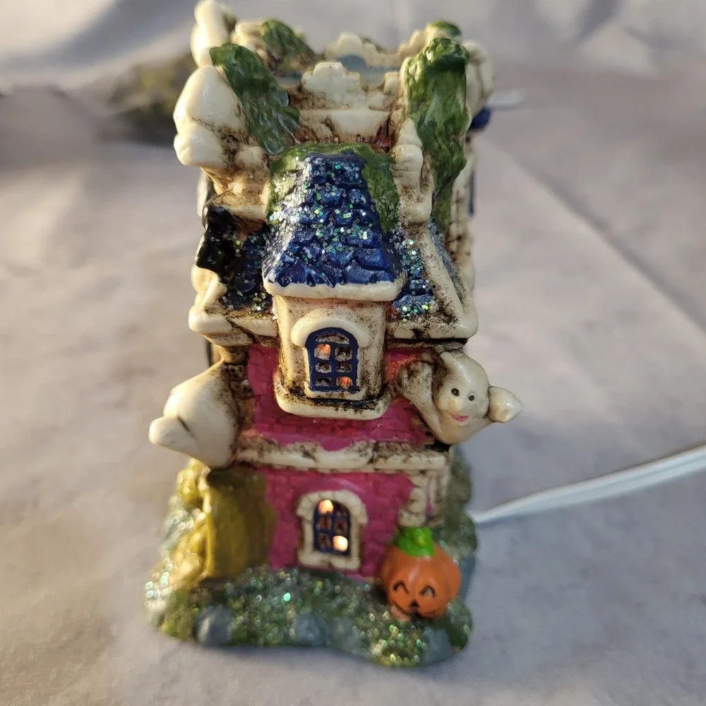 Ministry For Magic Halloween Light up House - Dragons Ghosts Witches - Décor